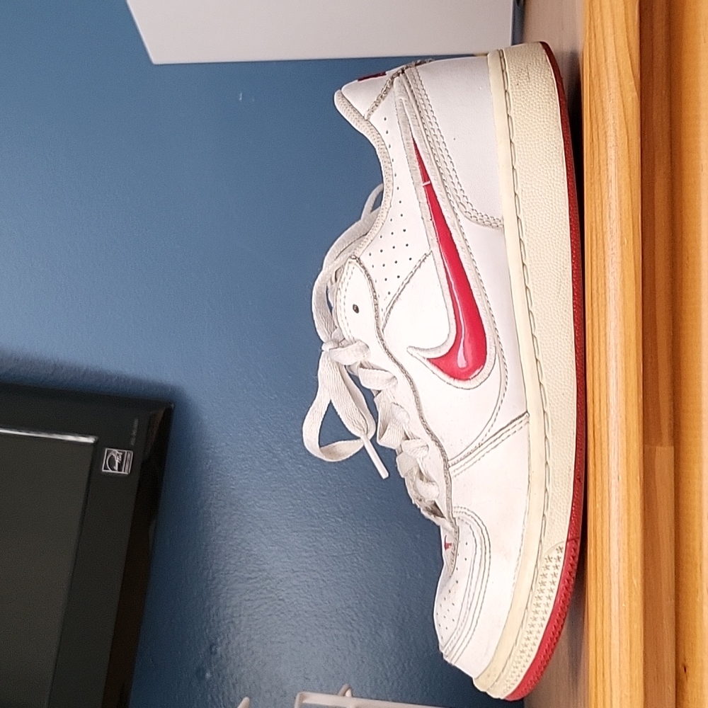 VINTAGE NIKE SNEAKERS